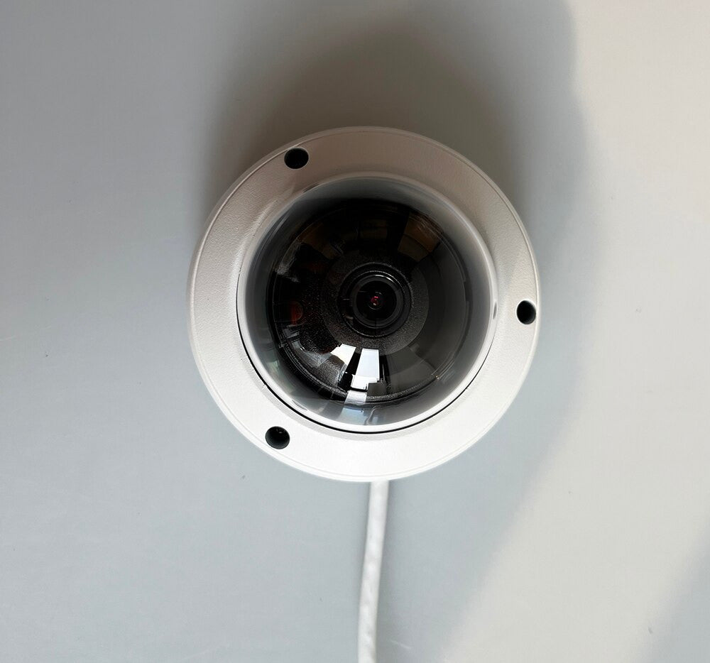 Kamera bezpieczeństwa Hikvision AcuSense 4 MP z wykrywaniem osób i pojazdów